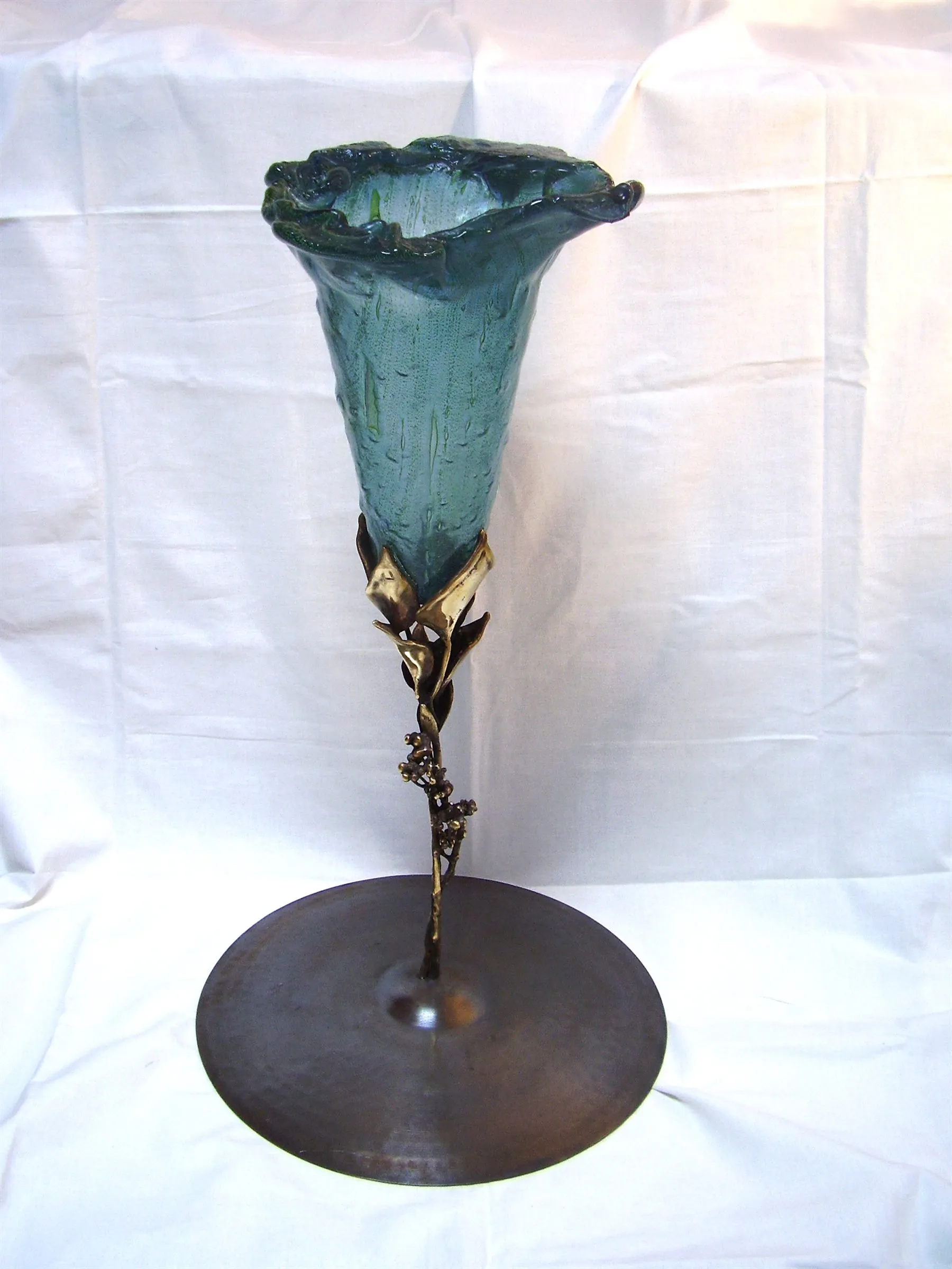 Cup with a cymbal